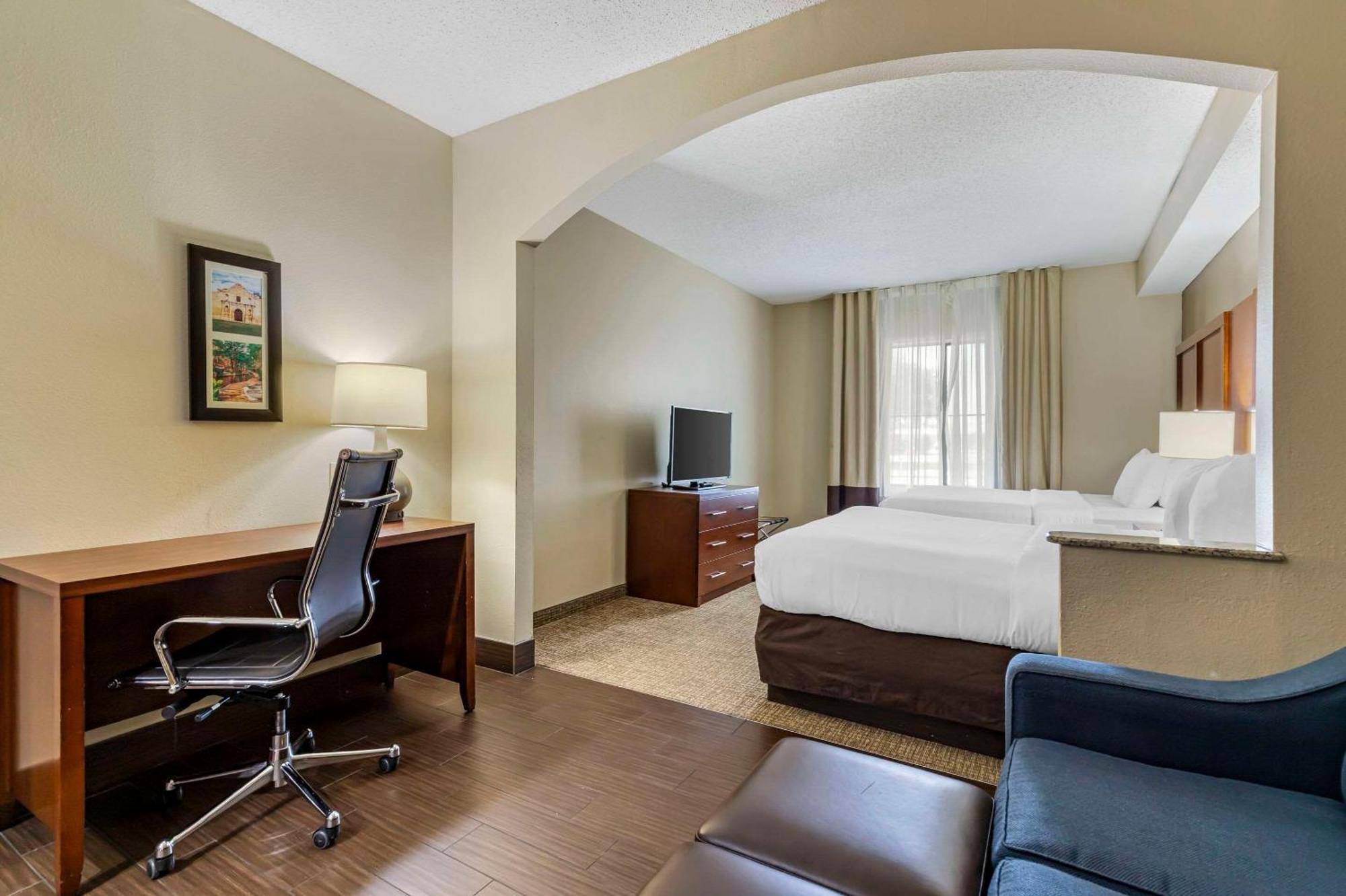 Comfort Inn & Suites Сегиин Екстериор снимка